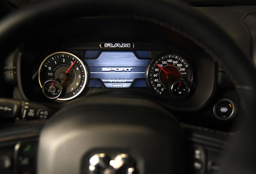 Панель приборов Ram 1500 Sport Crew Cab (DT) 2018 года  (CA) (фото 18 из 40)